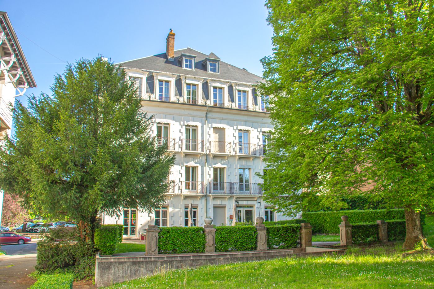 Façade de la résidence Garden & City dans son parc arboré