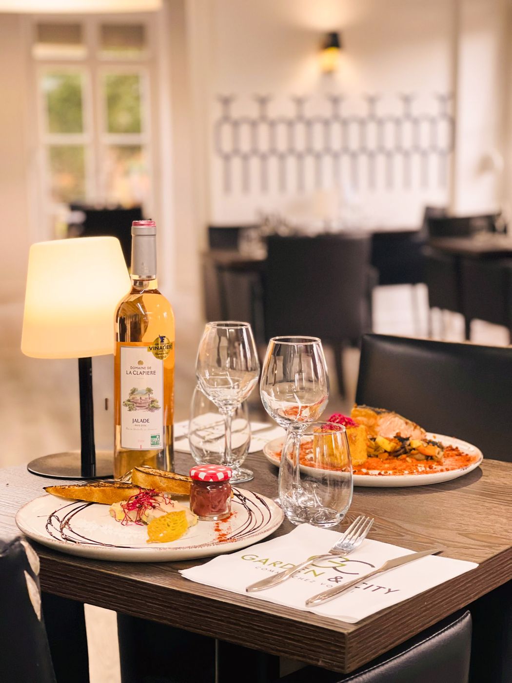 Assiettes et vin servis au Métropole